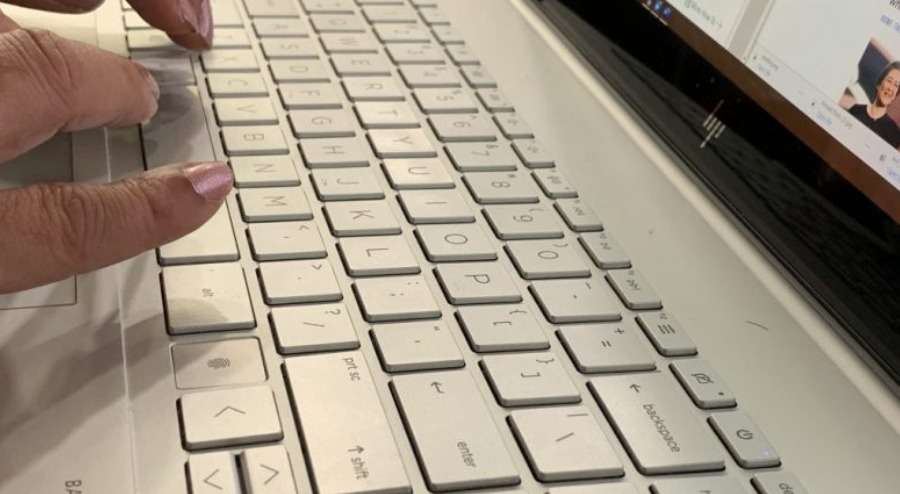 ریختن مایعات بر روی صفحه کلید لپ تاب